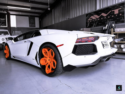 Deep dish wheels by LOMA Forged™, combining aesthetic appeal with high functionality on a Lamborghini Aventador.